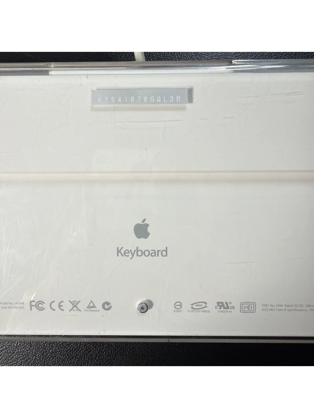 Apple A1048 Wired USB Keyboard White Standard Full Size QWERTY Numeric Keypad